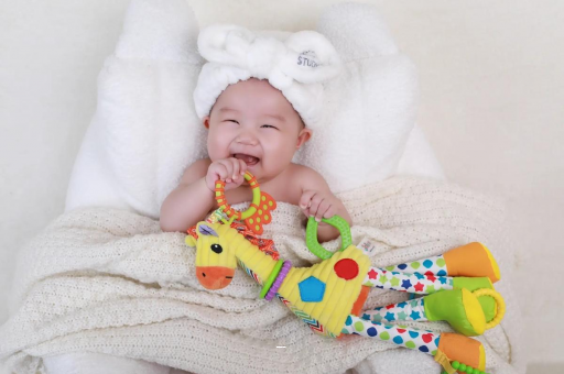 宁德四个月宝宝揉眼睛